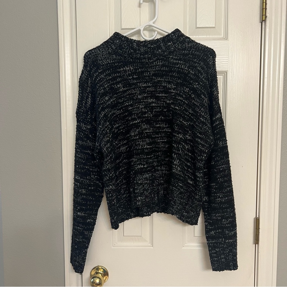 SO crop sweater Size XL Junior; Excellent condition Merl Gray/black
